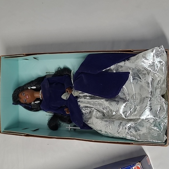 Mattel African American Winter Velvet Barbie - Picture 7 of 7